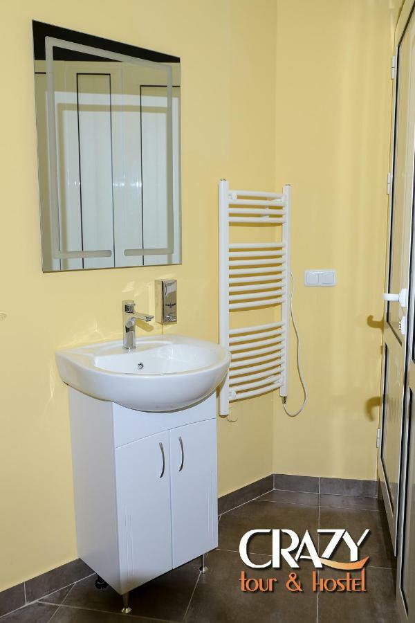 Crazy Hostel Yerevan Bagian luar foto