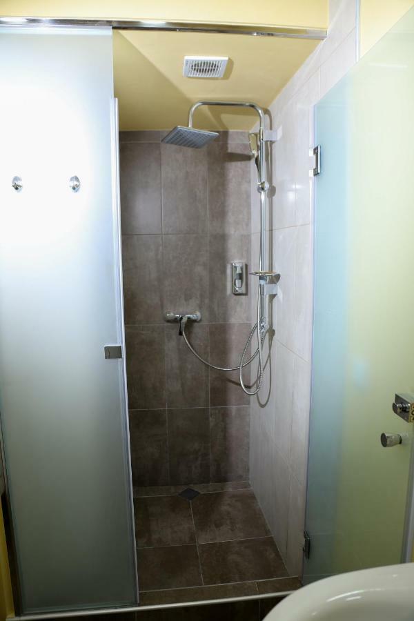 Crazy Hostel Yerevan Bagian luar foto