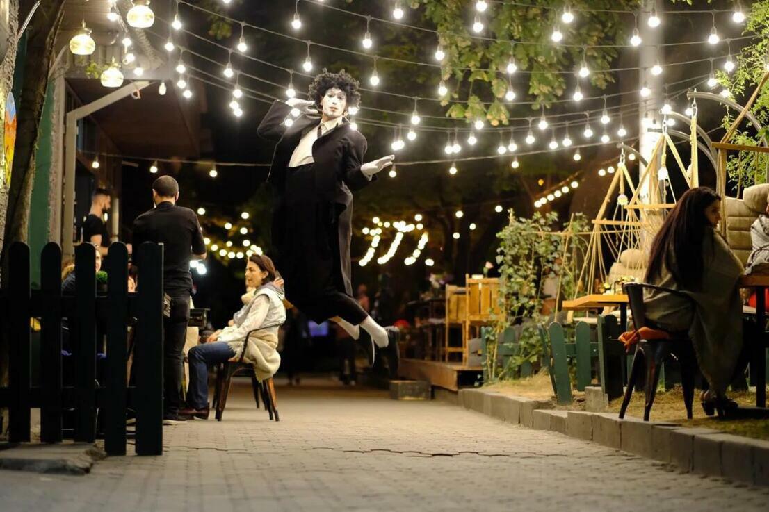 Crazy Hostel Yerevan Bagian luar foto