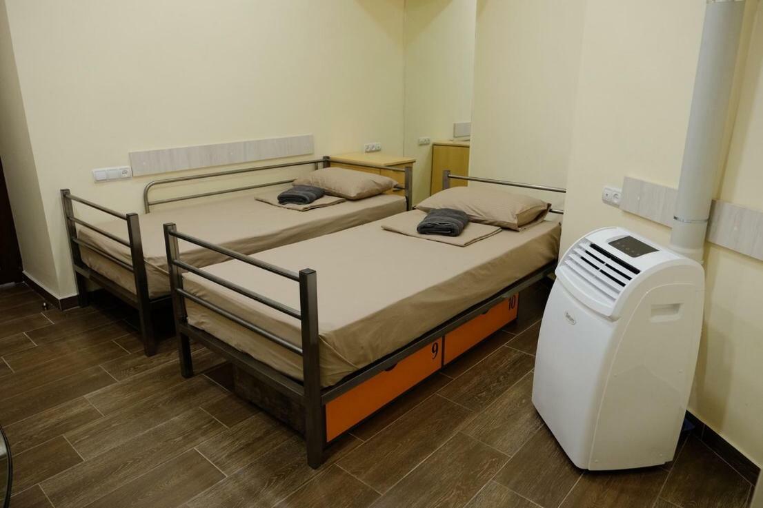Crazy Hostel Yerevan Bagian luar foto